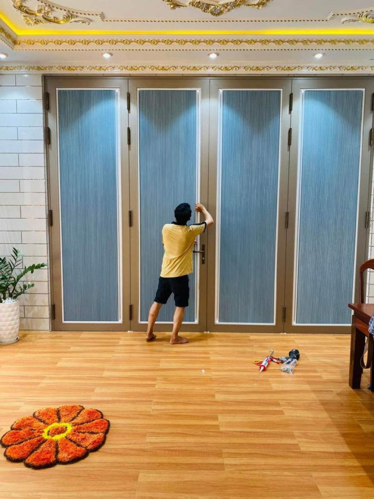 Rèm vách ngăn tổ ong lắp trên kính cản sáng