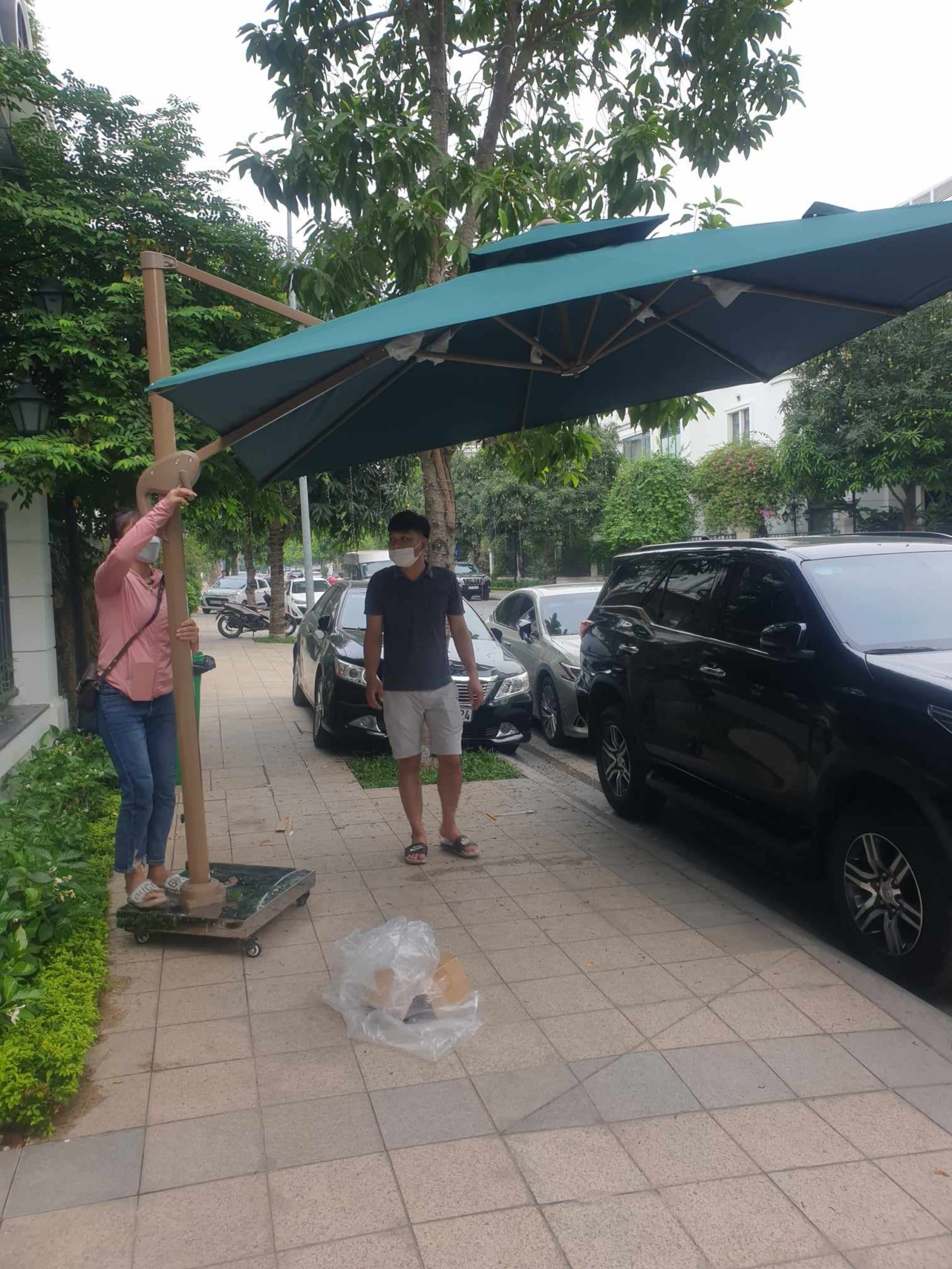 Hình ảnh Dù hòa phát lệch tâm vuông 3m hợp kim nhôm xoay 360 màu xanh