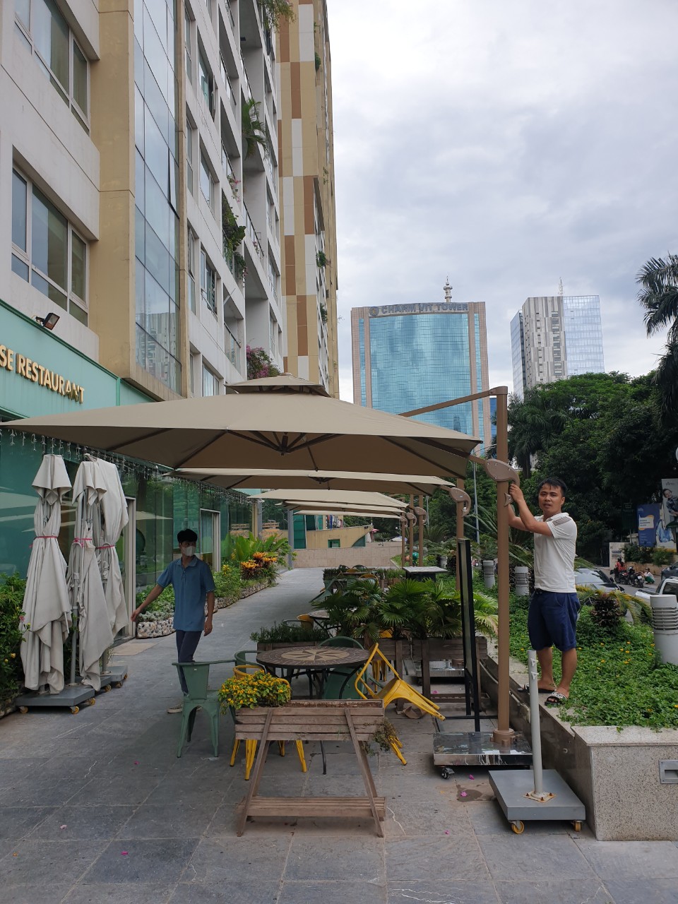 Hình ảnh Dù lệch tâm vuông 3m hợp kim nhôm màu be (nâu caphe)