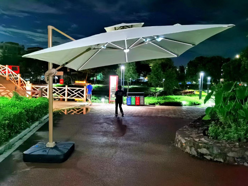 Hình ảnh Ô lệch tâm có đèn 3x3m hợp kim có đèn dạng sao màu trắng kem đế nhựa đổ nước